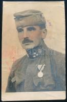 I. világháborús katona sapkajelvényekkel, kitüntetéssel, sérült, 11×7 cm
