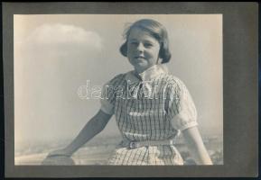 Fiatal hölgyek portréi, 2 db albumlapra ragasztott fotó, 23×17 cm