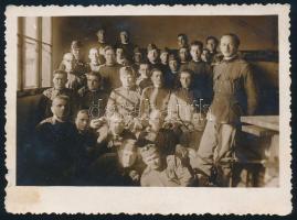 cca 1930-1940 Katonák csoportképe, egyikükön Kormányos ügyességi jelvény, fotó, 11,5x8,5 cm