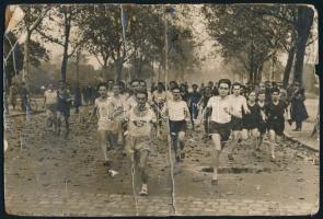 1930 Bp., Népliget, a Munkás Testedző Egyesület 10 km-es mezei futóbajnoksága, kartonra ragasztott fotó, hátoldalán feliratozva, sérült, 23,5x15,5 cm