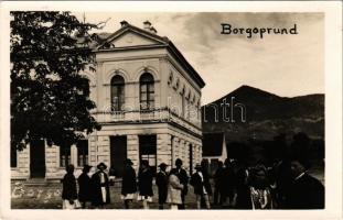 Borgóprund, Borgó-Prund, Prundu Bargaului; Városi szálloda, falubeliek / hotel, villagers. photo
