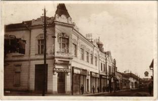 1940 Csíkszereda, Miercurea Ciuc; Bratianu utca, szanatórium, M. Blumenthal és Szvoboda Miklós üzlete, gyógyszertár / street, sanatorium, shops, pharmacy