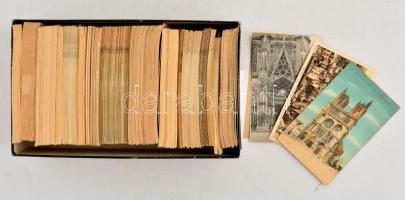 Kb. 700 db főleg RÉGI francia város képeslap dobozban / Cca. 700 pre-1960 French town-view postcards in a box