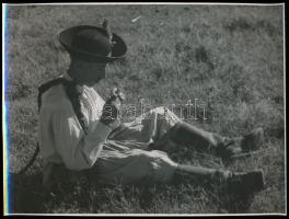 cca 1940-1950 Pipáját gyújtó pásztorlegény, hullámos, 17x23 cm