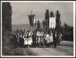 cca 1940-1950 Egyházi körmenetről készült néprajzi fotók, 5 db, hullámos, 18x24 cm
