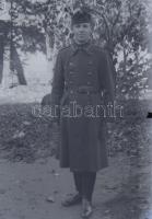 cca 1920-1940 Katonaportrék a Horthy-korszakból (közte színezettek, sérült is), 20 db negatív üvegle...