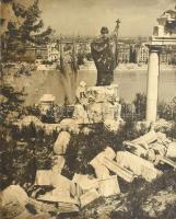 A romos Budapest, előtérben a Gellért szoborral, háttérben a Dunával és a felrobbantott Ferenc-Jószef híddal a II. világháború után. Óriás méretű fotó, kartonon, kisebb sérülésekkel, kissé foltos. 59x49 cm
