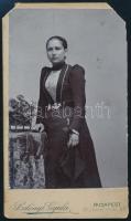 cca 1900 Női portré, keményhátú fotó Szelényi Gyula budapesti műterméből, vágott karton, 10,5×6 cm
