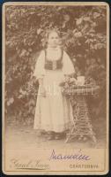 cca 1900 Lány népviseletben, keményhátú fotó Gaál Imre csáktornyai műterméből, 10,5×6,5 cm