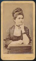 cca 1870 Női porté, keményhátú fotó Bietler Ferenc szegedi műterméből, 10,5×6 cm