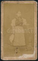 cca 1867 Lány népviseletben, keményhátú fotó Deák László kalocsai műterméből, sérült, 10,5×6,5 cm