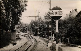 Budapest XII. Svábhegy, Ötvös utcai fogaskerekű vasúti kereszteződés "Behajtani Tilos!" táblával. photo