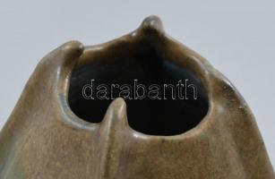 DT jelzéssel: Samottos váza, kopott, m: 20 cm