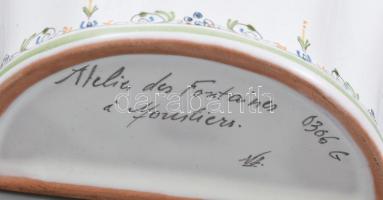 Moustiers fali és asztali virágtartó, kerámia, kopott, jelzett, m: 10-11,5cm