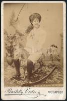 cca 1895 Nagy lány hintalovon, humoros fotó Bartcky Victor budapesti műterméből, jó állapotban, 16,5×10,5 cm