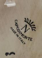 Capoidimonte asztalközép, kopott, sérülésekkel, jelzett, m: 14cm