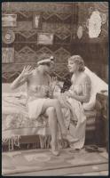 cca 1915 Leszbikus nők, eredeti fotó, szép állapotban, 13,5×8,5 cm