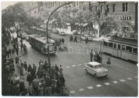 cca 1960 Budapest, erős forgalom a Nagykörúton, busz, villamos, rendőrmotor középen leállítva, fotó minimális kopásokkal a szélén, de jó állapotban, 9×13 cm