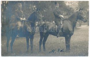 1914 Horn Ede, a 82. székely gyalogezred kapitánya lovon, hősi halált halt 1914. novemberében, fotó hátoldalon feliratozva, 8,5×13,5 cm