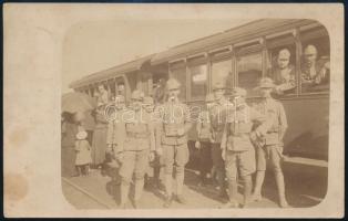 1914 Magyar katonák beszállása a vonatra, rokonaik búcsúztatásával, fotó kis foltokkal, 9×14 cm