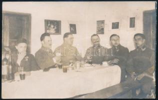 1916 Magyar katonák kártyáznak és isznak Bohutyn-ban, a galíciai fronton, fotó, hátoldalon a résztvevők nevével, jó állapotban, 8,5×13,5 cm