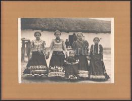 cca 1920-1930 Mezőkövesd környéki kislányok népviseletben, művészfólián keresztül készült fotó, jelzés nélkül, paszpartuban, 18,5×26 cm