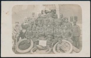 1916 K.u.k. Autokolonne No. 61. katonái, eredeti fotó képeslapként elküldve, hátoldalon pecsételve, jó állapotban, 8,5×13,5 cm