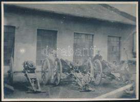 1914 Ágyújavító műhely Eperjesen (Felvidék) a vasútállomásnál, hátoldalon feliratozott fotó, szép állapotban, 8×11 cm