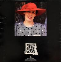 Morvay Zsuzsa (1946-): Váza virágokkal. Mázas kerámia, jelzett, hibátlan m: 56 cm