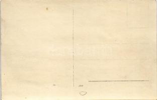 Magyar lovas katonák a kiképzés szünetében pihennek. photo