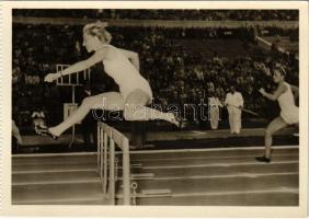 Gyarmati Olga, olimpiai bajnok a svéd-magyar atlétikai mérkőzésen, kiadja a Képzőművészeti Alap Kiadóvállalat / Olga Gyarmati, Olympic champion on the Swedish-Hungarian Athletic Match