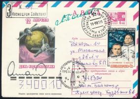 Leonyid Popov (1945- ) szovjet és Dumitru Prunariu (1952- ) román űrhajósok aláírásai emlékborítékon / Signatures of Leonid Popov (1945- ) Soviet and Dumitru Prunariu (1952- ) Romanian astronauts on envelope