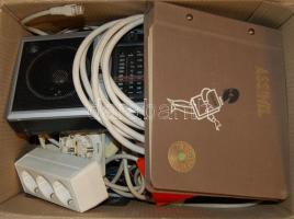 Villanyszerelési tétel, benne hosszabbítók, elosztók, kapcsolók, dugaljak, táskarádió és egy olasz lemeztartó