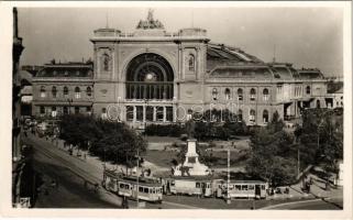 Budapest VII. Keleti pályaudvar, villamosok Bednay Műbútor reklámmal