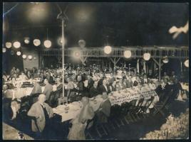 1929 Cirkuszos ünnepség sok artistával és vendéggel, Wildmann Sándor a Beketow Cirkusz igazgatója tiszteletére rendezett vacsora, fotó, feliratozva, sarkán törésnyom, 17×23 cm