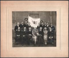 cca 1930-1935 Budapest VII. ker., az Egressy úti polgári fiúiskola tanárai és a zászlót tartó cserkészek, kartonra kasírozott fotó, 17×20 cm