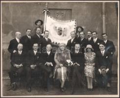 cca 1930-1935 Budapest VII. ker., az Egressy úti polgári fiúiskola tanárai és a zászlót tartó cserké...