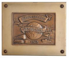 1962. Budapesti Ipari Vásár Díj egyoldalas, öntött bronz plakett, fém lapon, sérült dísztokban (149,5x179,5mm) T:1-