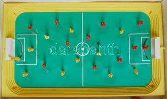 Régi idők közkedvelt gyerekjátéka: Rugósfoci pót játékosokkal, labda nélkül, saját dobozában (52 x 30cm)