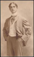 cca 1910 Férfi öltönyben, fotó, 17,5×10,5 cm