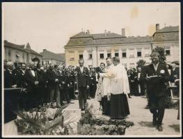 1928 Pécs, Szent Mór Kollégium alapkőletétele, fotó hátoldalon feliratozva, foltos, 8,5×10,5 cm