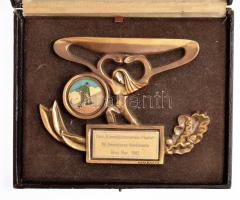 Ausztria 1983. "A Pisdorfi curling egyesület különleges szolgálatért, Graz, 1983 november" részben zománcfestett Br plakett bársony alapra ragasztva, kitámasztóval, eredeti, kopottas tokban. Szign.: Tuttobocce (180x132mm) T:1- Austria 1983. "For the Special Service of the Pisdorf Curling Association, Graz, November 1983 (Dem Eisschützvertein Pisdorf für besondere Verdienste)" partially enamel painted Br plaque on a velvet background, with supportive, in worn original case. Sign.: Tuttobocce (180x132mm) C:AU