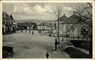 1935 Námesztó, Námestovo; utca, benzinkút, automobilok. Jozef Sandrik kiadása / street view, gas station, automobiles (fa)