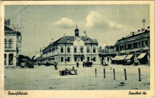 1943 Dunaföldvár, Erzsébet tér, Községháza, piac, cukrászda, automobil. Somló Lajos kiadása (EK)