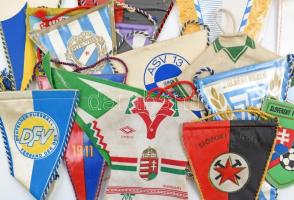 18 db vegyes, retró magyar és külföldi sportzászló és mini mez, közte FTC, MTK-VM, Újpesti Dózsa, st...