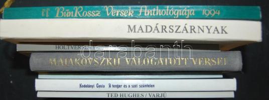 7db verses kötet íróktól, mint Majakovszkij, Kodolányi Gyula vagy Báthori Csaba és még másoktól köztük dedikáltakkal is