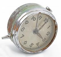 cca 1950 Mauthe német asztali óra, fém, kopottas, rozsdafoltokkal, az egyik lába hiányzik, d: 6 cm