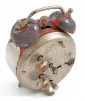 MOM retró kisméretű ébresztőóra / vekker, fém, kopott, kisebb rozsdafoltokkal, sérüléssel, 9x7 cm