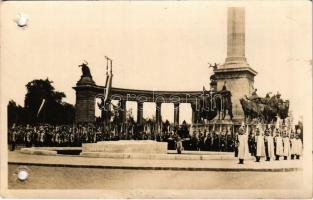 Budapest XIV. Hősök tere, a világháborúban elesett ismeretlen hősök emlékköve (lyukasztott / punched holes)