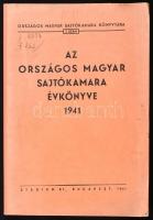 1941 Az Országos Sajtókamara évkönyve 1941. Országos Magyar Sajtókamara Könyvtára 3. sz. Gazdag kép és reklámanyaggal. Tagnévsorok (több száz névvel, címmel); a 171-270. oldalakon a Magyarországon megjelenő időszaki lapok A bevezető cikket - ,,Erdély éve" - Kolosváry-Borcsa Mihály írta. Bp.,1941., Stádium-ny., 448+1 p+ 30 (képtáblák, közte 1 színes: Horthy Miklós színes egészalakos képével) t. Félvászon gerinccel pótolt, javított papírkötés, intézményi bélyegzőkkel.   Az Országos Magyar Sajtókamara, mely létrehozását az 1938-as törvény írta elő, és a "nemzetellenes" és "zsidó befolyás" kiszorításra jött létre. A zsidótörvények rendelkezéseit, a később háborús bűnösként elítélt Kolosváry-Borcsa Mihály (1896-1946) foganatosította.